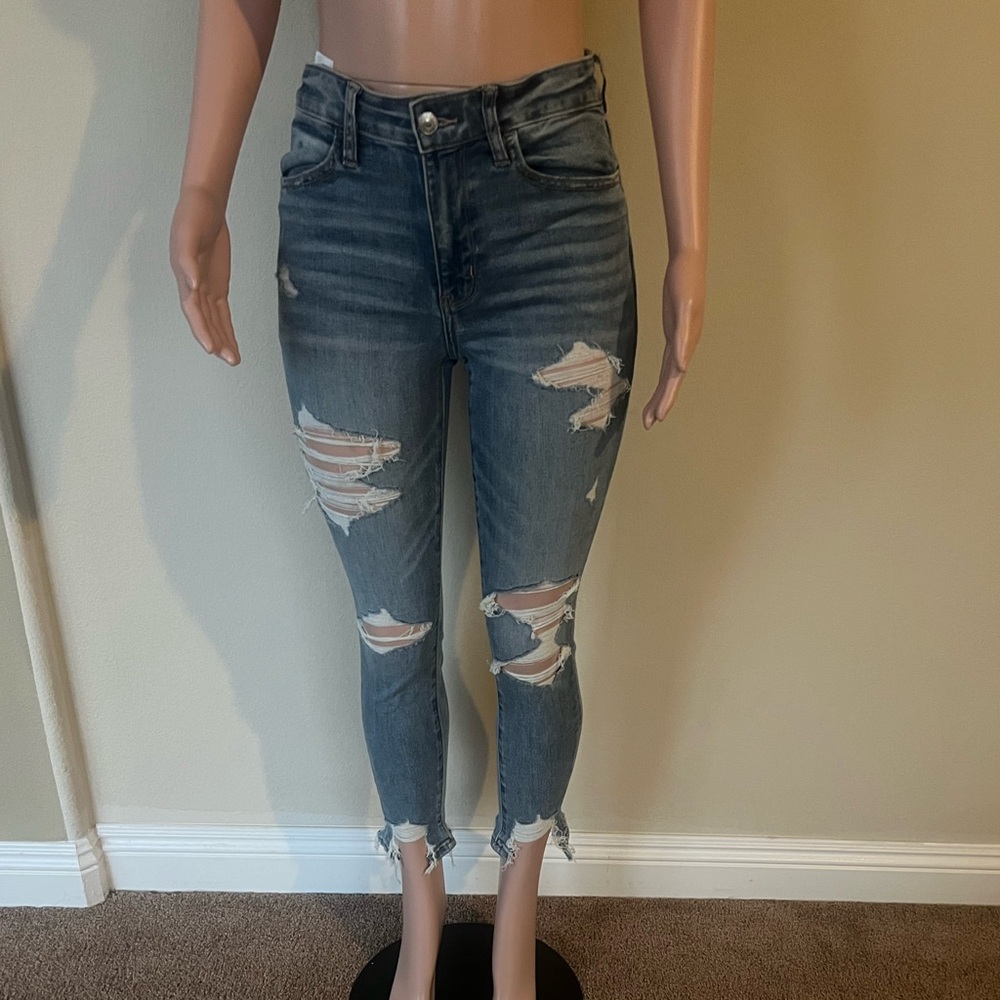 American Eagle Outfitters Ripped Blue Ankle Jeans. Size 6S. Great Stretch & Fit!
